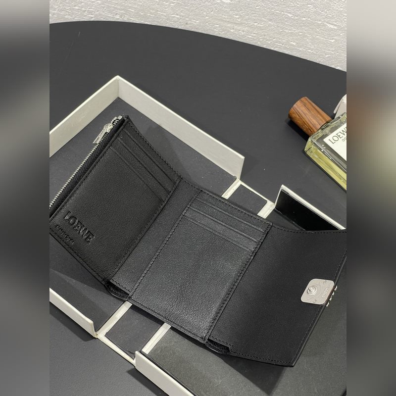 新品小號對折翻蓋垂直錢包出貨采用鵝卵石紋牛皮 六個卡位 一個大口袋和拉鍊小口