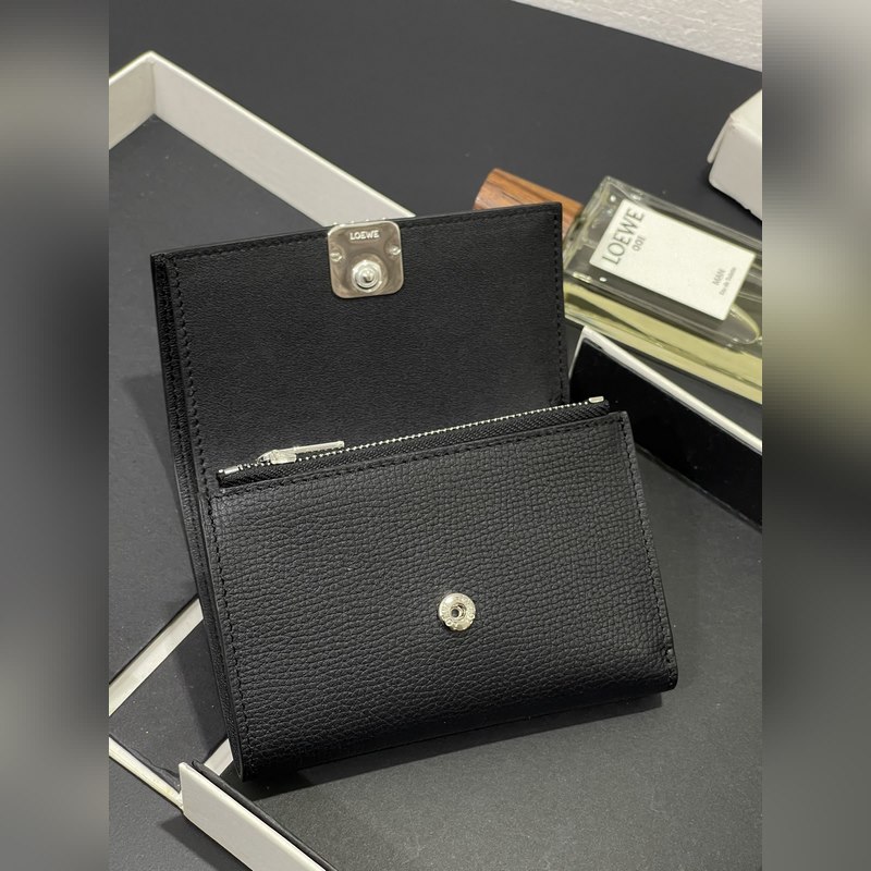 新品小號對折翻蓋垂直錢包出貨采用鵝卵石紋牛皮 六個卡位 一個大口袋和拉鍊小口