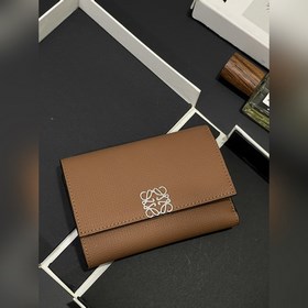 新品小號(hào)對(duì)折翻蓋垂直錢包出貨采用鵝卵石紋牛皮 六個(gè)卡位 一個(gè)大口袋和拉鍊小口