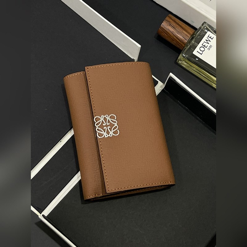 新品小號對折翻蓋垂直錢包出貨采用鵝卵石紋牛皮 六個卡位 一個大口袋和拉鍊小口