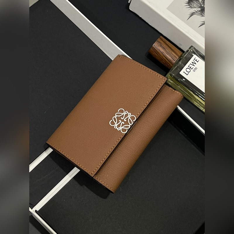 新品小號對折翻蓋垂直錢包出貨采用鵝卵石紋牛皮 六個卡位 一個大口袋和拉鍊小口