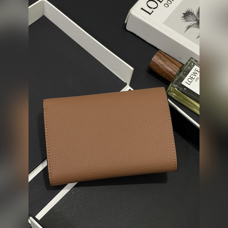 新品小號對折翻蓋垂直錢包出貨采用鵝卵石紋牛皮 六個卡位 一個大口袋和拉鍊小口