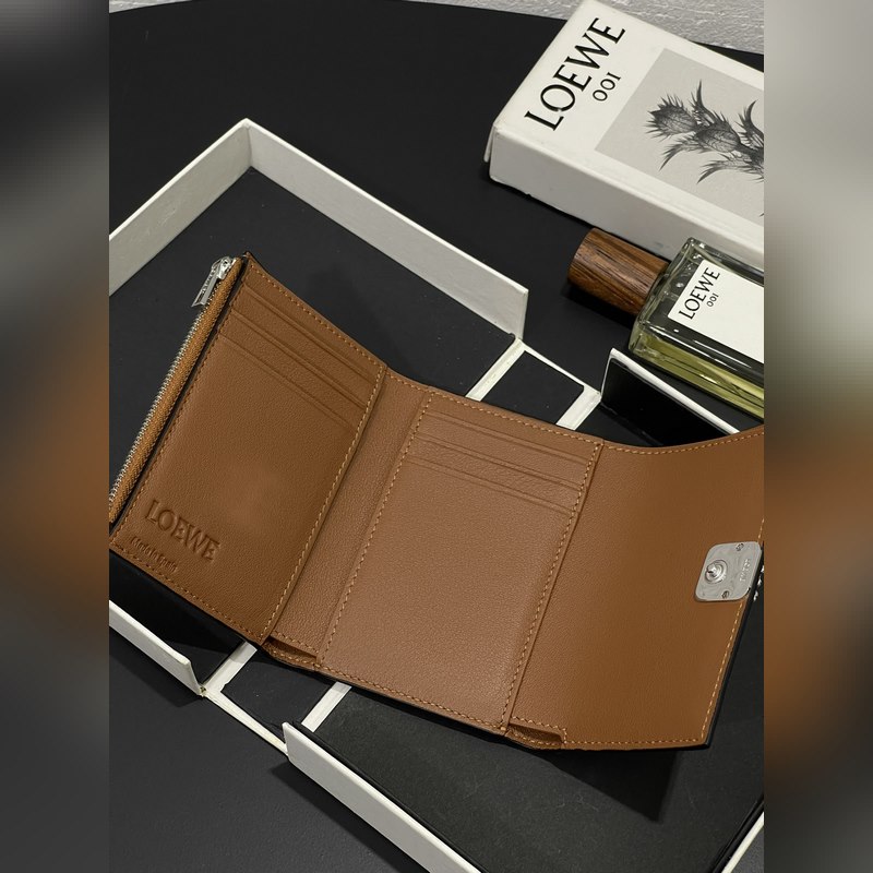 新品小號對折翻蓋垂直錢包出貨采用鵝卵石紋牛皮 六個卡位 一個大口袋和拉鍊小口