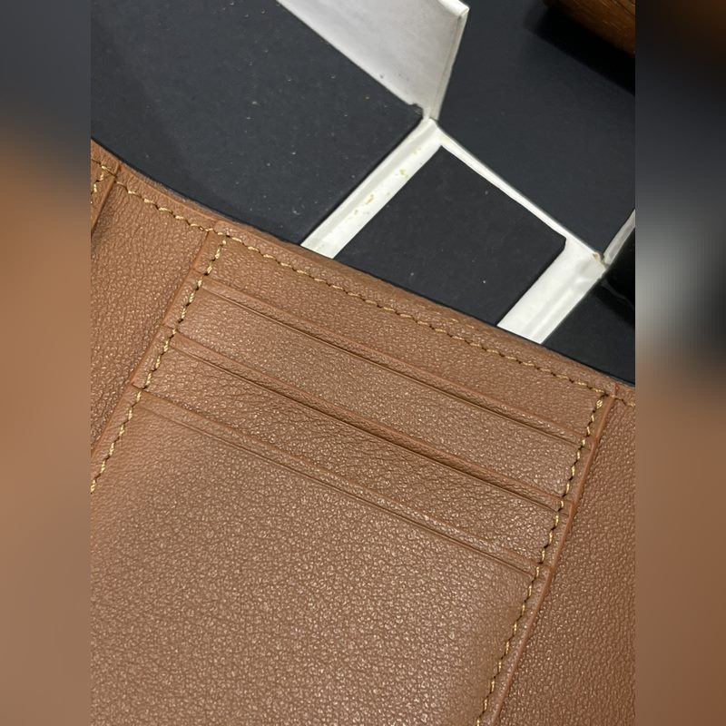 新品小號對折翻蓋垂直錢包出貨采用鵝卵石紋牛皮 六個卡位 一個大口袋和拉鍊小口