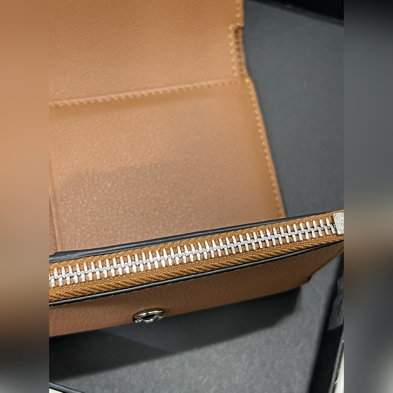 新品小號對折翻蓋垂直錢包出貨采用鵝卵石紋牛皮 六個卡位 一個大口袋和拉鍊小口