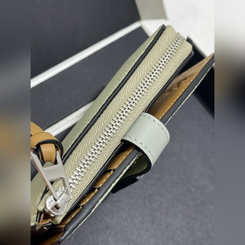 compact zip wallet短夾出貨，選用耐磨的珠地小牛皮，采用雙色組合