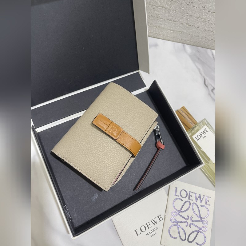 compact zip wallet短夾出貨，選用耐磨的珠地小牛皮，采用雙色組合