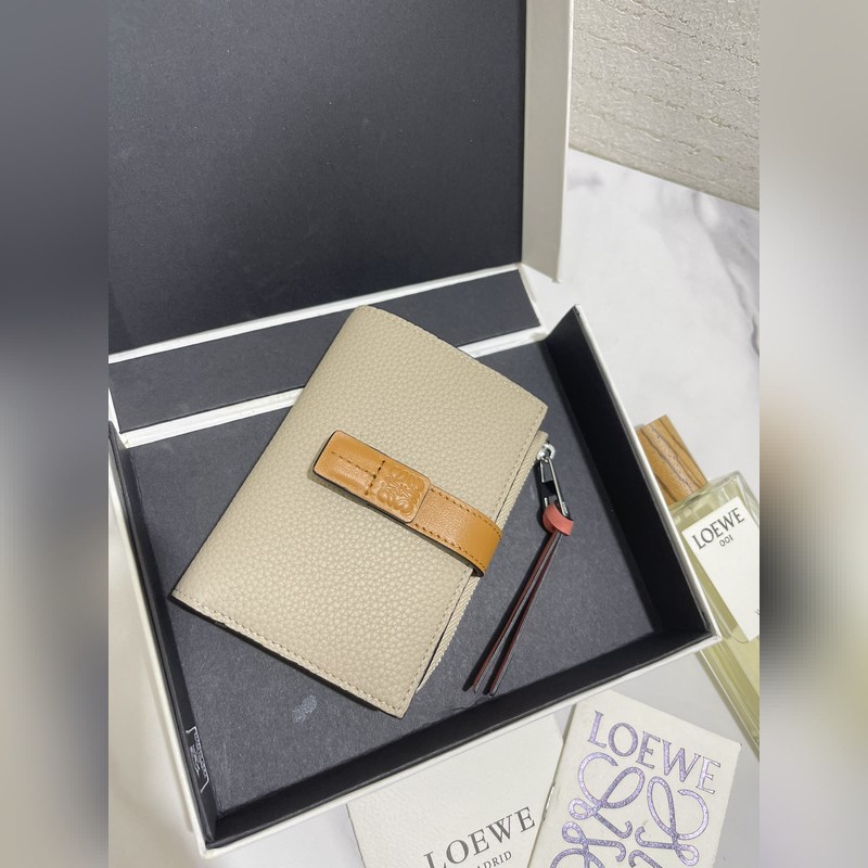 compact zip wallet短夾出貨，選用耐磨的珠地小牛皮，采用雙色組合