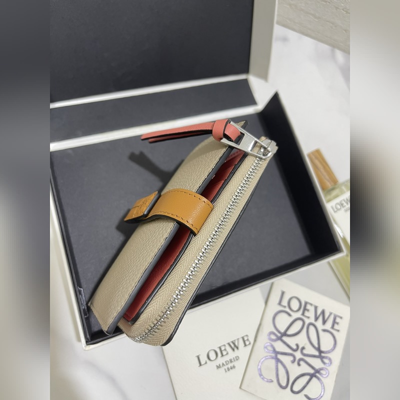 compact zip wallet短夾出貨，選用耐磨的珠地小牛皮，采用雙色組合