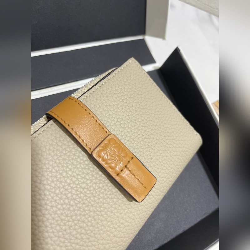 compact zip wallet短夾出貨，選用耐磨的珠地小牛皮，采用雙色組合