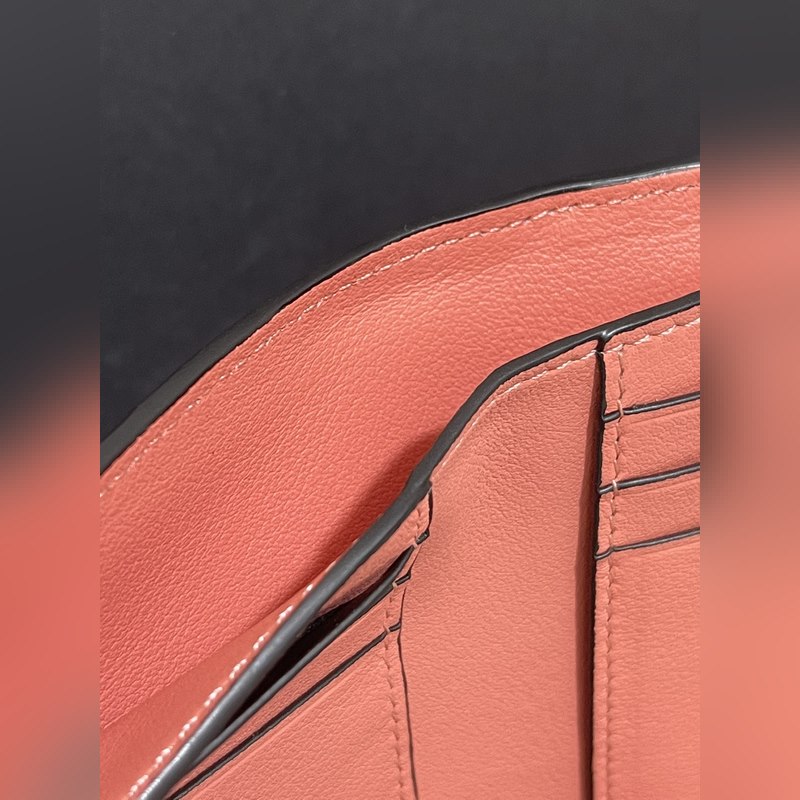 compact zip wallet短夾出貨，選用耐磨的珠地小牛皮，采用雙色組合