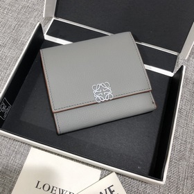 對(duì)折短款錢包出貨、 采用鵝卵石頭紋牛皮、 內(nèi)裡小牛皮，卡位，拉鍊口袋， 可放大鈔