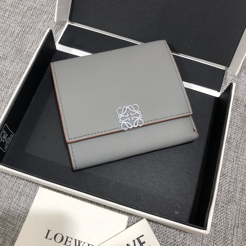 對(duì)折短款錢包出貨、 采用鵝卵石頭紋牛皮、 內(nèi)裡小牛皮，卡位，拉鍊口袋， 可放大鈔