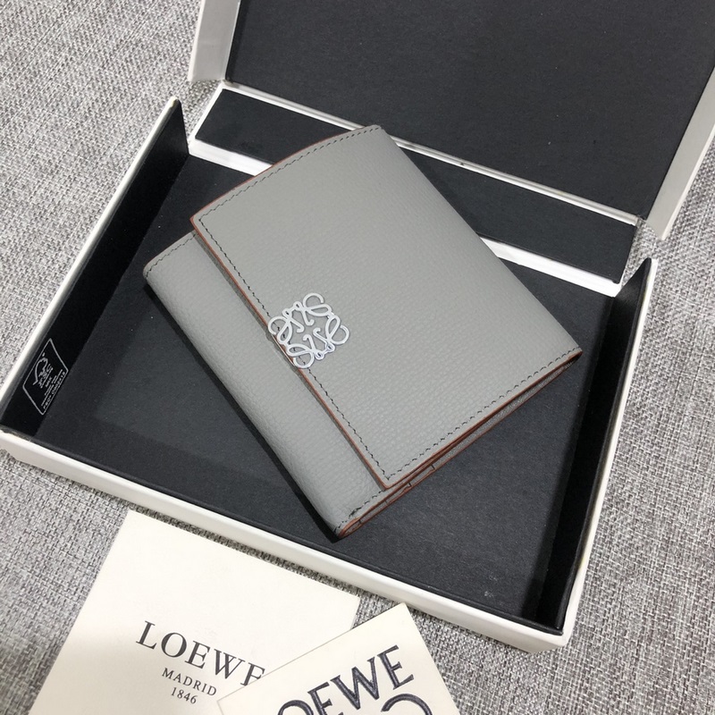 對(duì)折短款錢包出貨、 采用鵝卵石頭紋牛皮、 內(nèi)裡小牛皮，卡位，拉鍊口袋， 可放大鈔