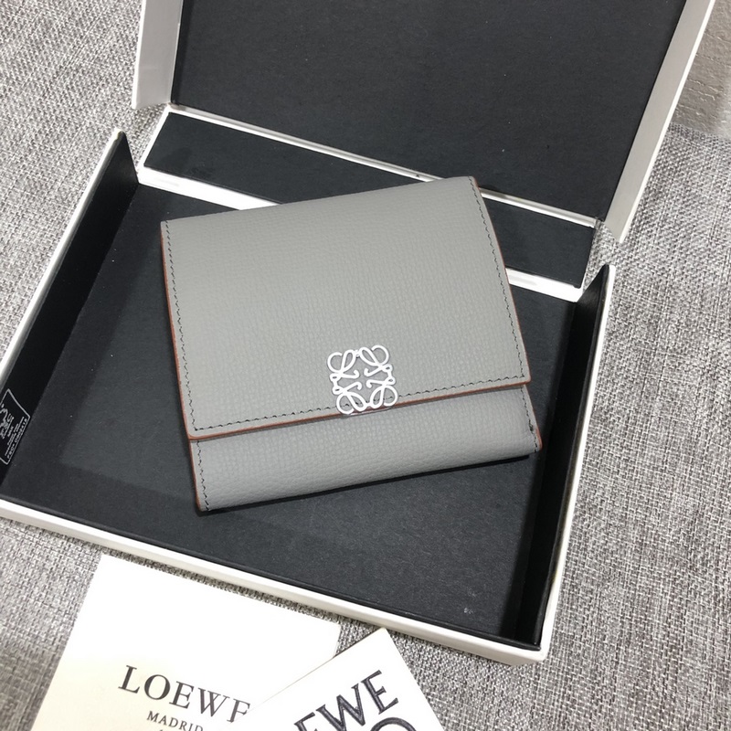 對(duì)折短款錢包出貨、 采用鵝卵石頭紋牛皮、 內(nèi)裡小牛皮，卡位，拉鍊口袋， 可放大鈔