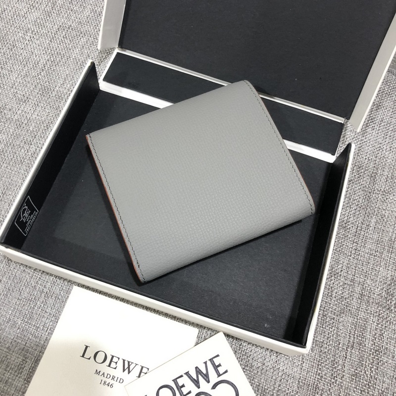 對(duì)折短款錢包出貨、 采用鵝卵石頭紋牛皮、 內(nèi)裡小牛皮，卡位，拉鍊口袋， 可放大鈔