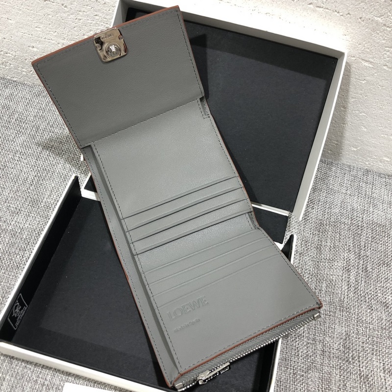 對(duì)折短款錢包出貨、 采用鵝卵石頭紋牛皮、 內(nèi)裡小牛皮，卡位，拉鍊口袋， 可放大鈔