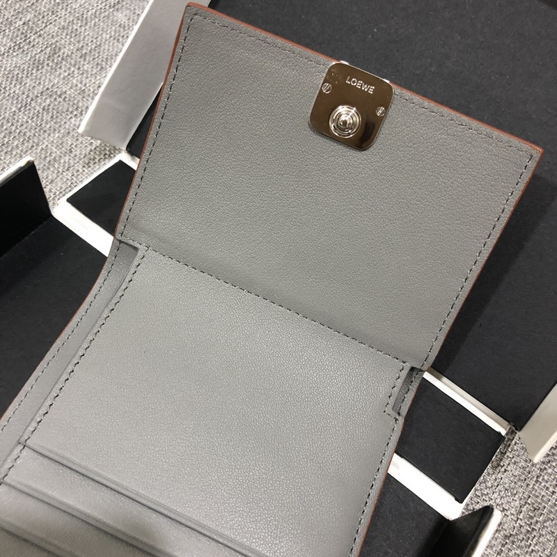 對(duì)折短款錢包出貨、 采用鵝卵石頭紋牛皮、 內(nèi)裡小牛皮，卡位，拉鍊口袋， 可放大鈔