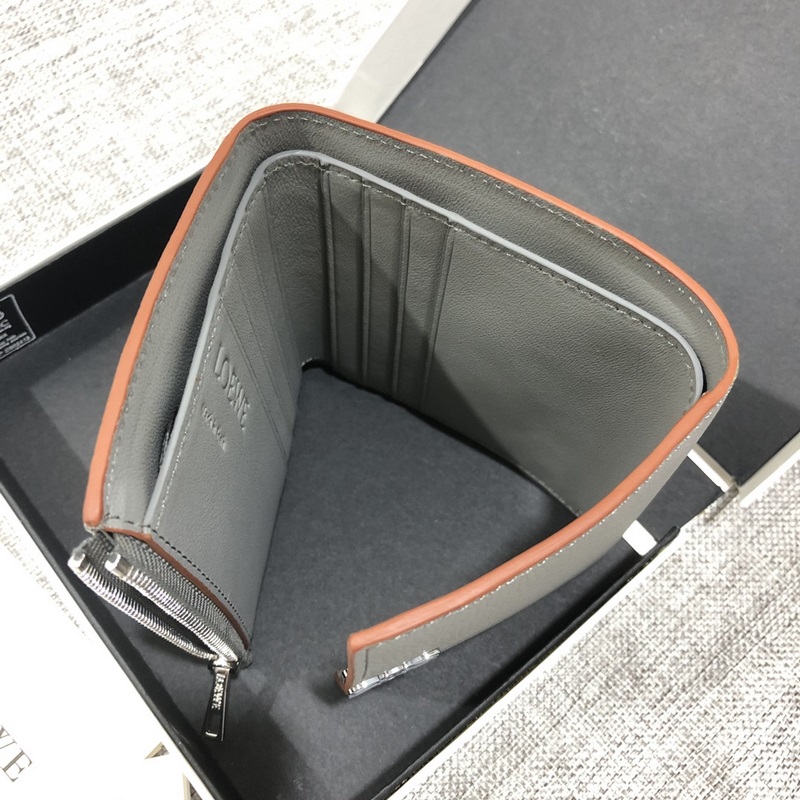 對(duì)折短款錢包出貨、 采用鵝卵石頭紋牛皮、 內(nèi)裡小牛皮，卡位，拉鍊口袋， 可放大鈔