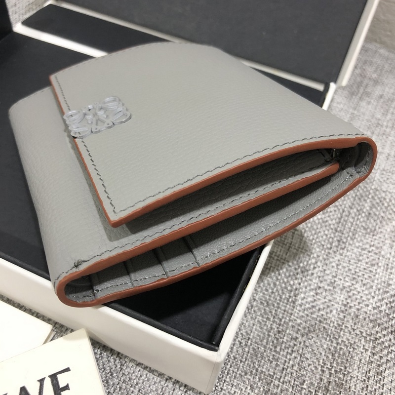 對(duì)折短款錢包出貨、 采用鵝卵石頭紋牛皮、 內(nèi)裡小牛皮，卡位，拉鍊口袋， 可放大鈔