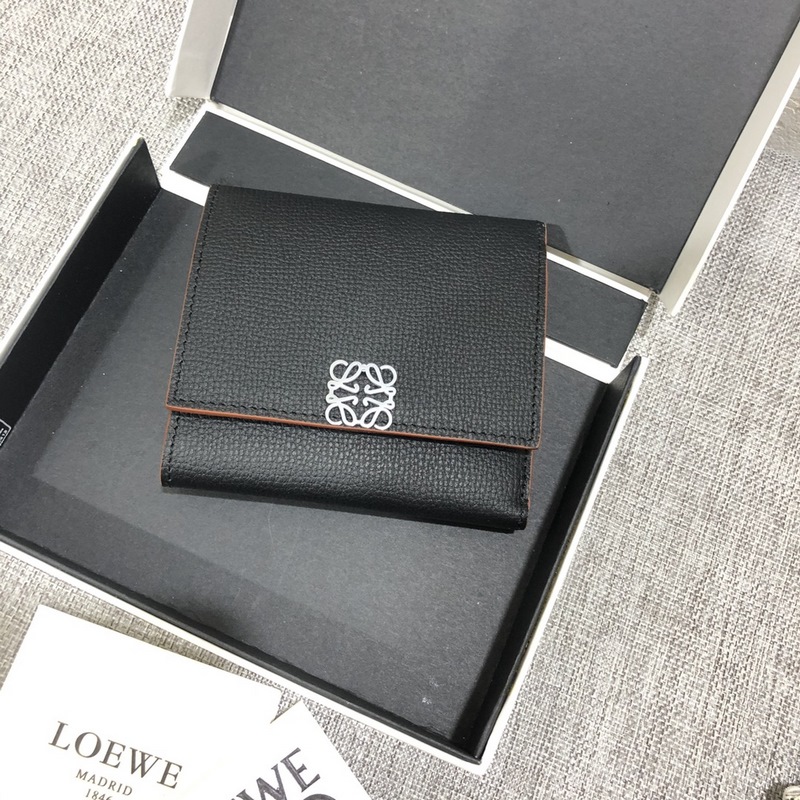 對折短款錢包出貨、 采用鵝卵石頭紋牛皮、 內(nèi)裡小牛皮，卡位，拉鍊口袋， 可放大鈔