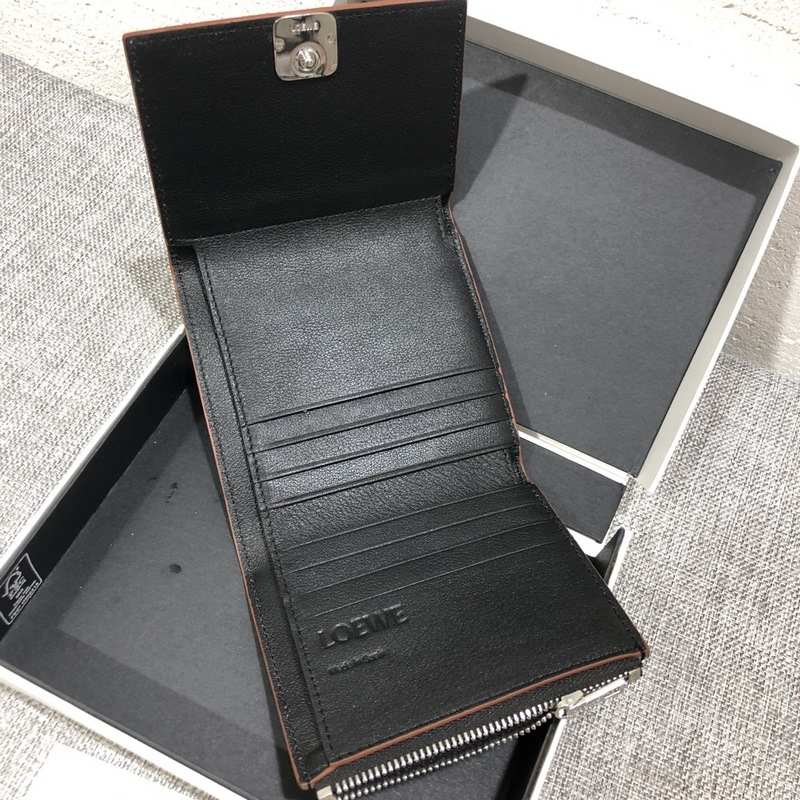 對折短款錢包出貨、 采用鵝卵石頭紋牛皮、 內(nèi)裡小牛皮，卡位，拉鍊口袋， 可放大鈔