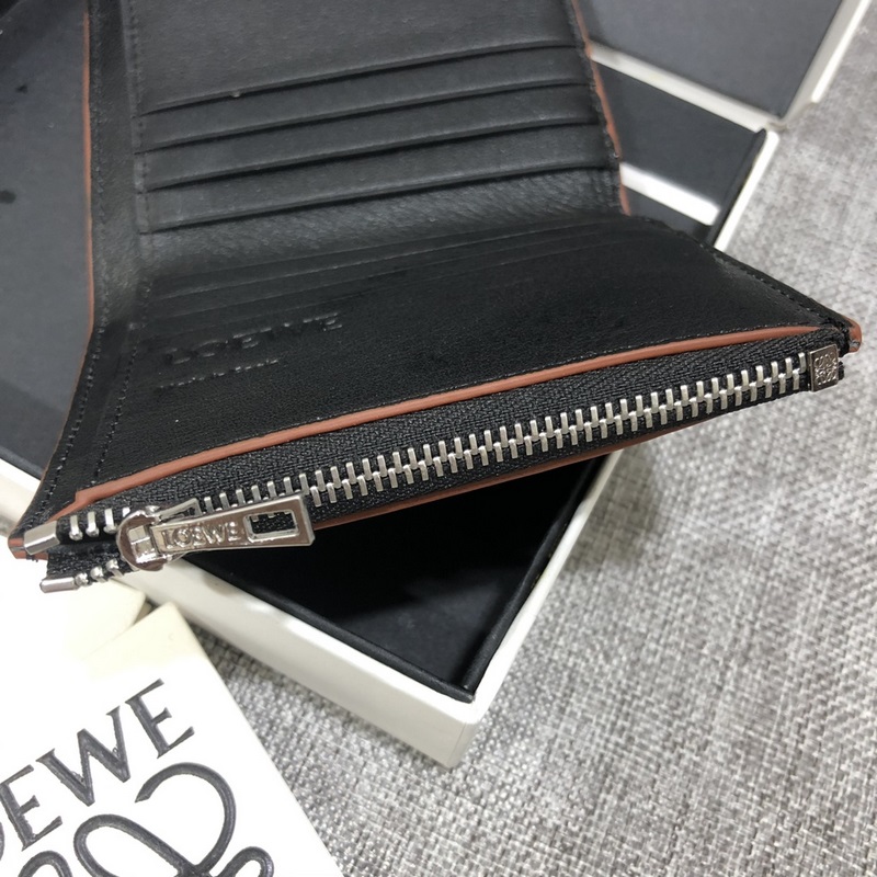 對折短款錢包出貨、 采用鵝卵石頭紋牛皮、 內(nèi)裡小牛皮，卡位，拉鍊口袋， 可放大鈔