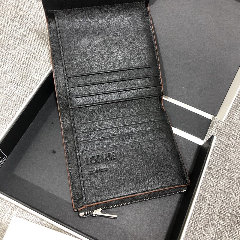 對折短款錢包出貨、 采用鵝卵石頭紋牛皮、 內(nèi)裡小牛皮，卡位，拉鍊口袋， 可放大鈔