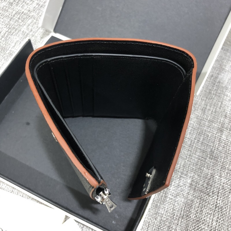 對折短款錢包出貨、 采用鵝卵石頭紋牛皮、 內(nèi)裡小牛皮，卡位，拉鍊口袋， 可放大鈔