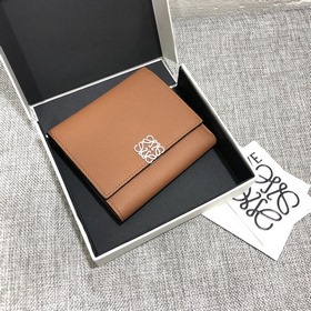 對(duì)折短款錢包出貨、 采用鵝卵石頭紋牛皮、 內(nèi)裡小牛皮，卡位，拉鍊口袋， 可放大鈔