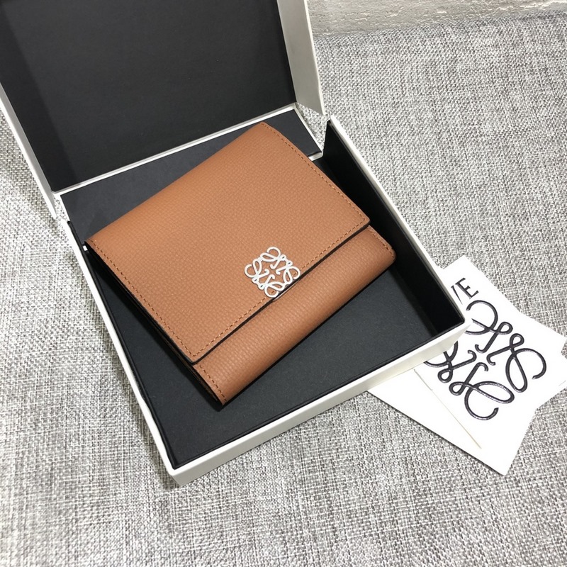 對折短款錢包出貨、 采用鵝卵石頭紋牛皮、 內裡小牛皮，卡位，拉鍊口袋， 可放大鈔