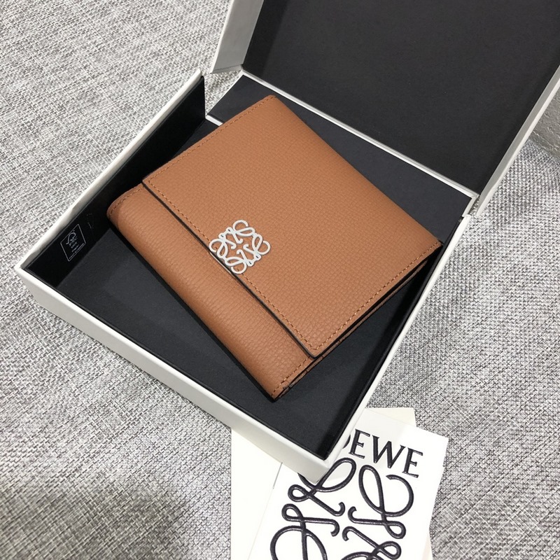 對折短款錢包出貨、 采用鵝卵石頭紋牛皮、 內裡小牛皮，卡位，拉鍊口袋， 可放大鈔