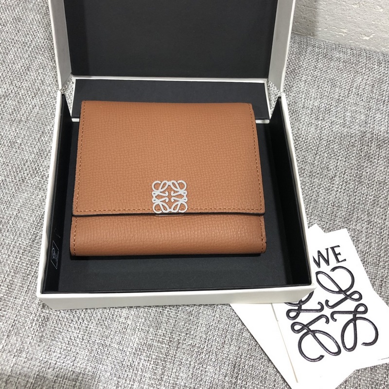 對折短款錢包出貨、 采用鵝卵石頭紋牛皮、 內裡小牛皮，卡位，拉鍊口袋， 可放大鈔