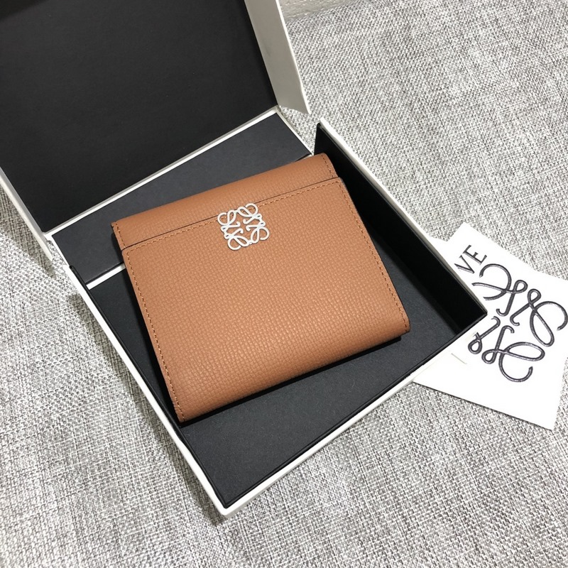 對折短款錢包出貨、 采用鵝卵石頭紋牛皮、 內裡小牛皮，卡位，拉鍊口袋， 可放大鈔