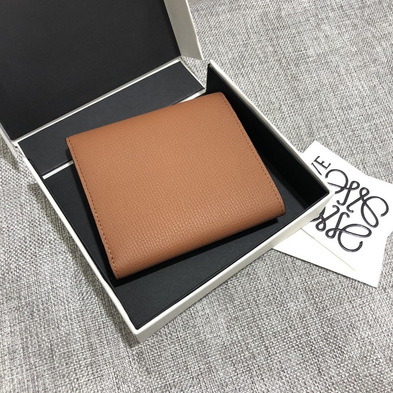 對折短款錢包出貨、 采用鵝卵石頭紋牛皮、 內裡小牛皮，卡位，拉鍊口袋， 可放大鈔