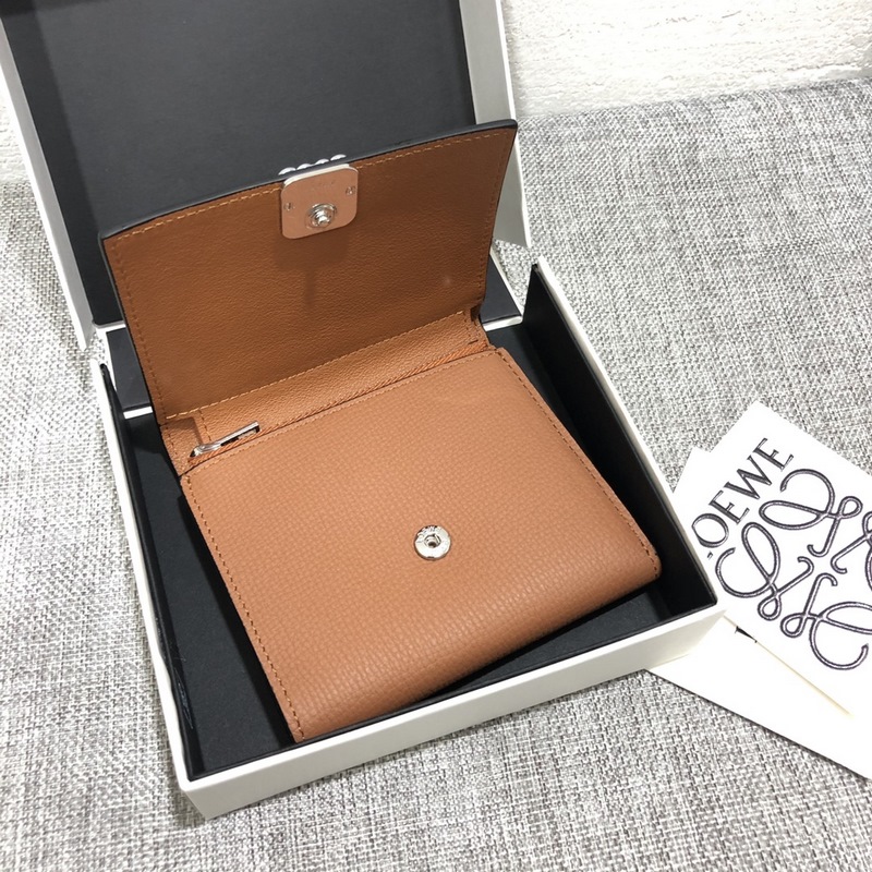 對折短款錢包出貨、 采用鵝卵石頭紋牛皮、 內裡小牛皮，卡位，拉鍊口袋， 可放大鈔