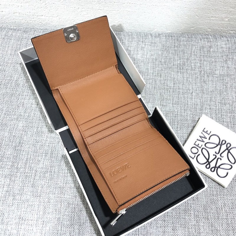 對折短款錢包出貨、 采用鵝卵石頭紋牛皮、 內裡小牛皮，卡位，拉鍊口袋， 可放大鈔