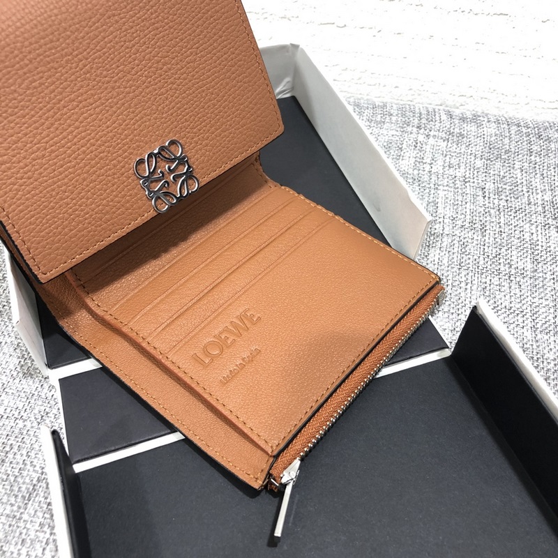 對折短款錢包出貨、 采用鵝卵石頭紋牛皮、 內裡小牛皮，卡位，拉鍊口袋， 可放大鈔