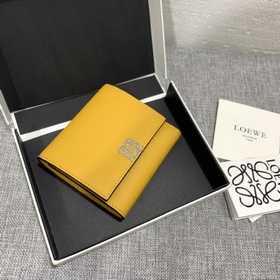 對(duì)折短款錢包出貨、 采用鵝卵石頭紋牛皮、 內(nèi)裡小牛皮，卡位，拉鍊口袋， 可放大鈔