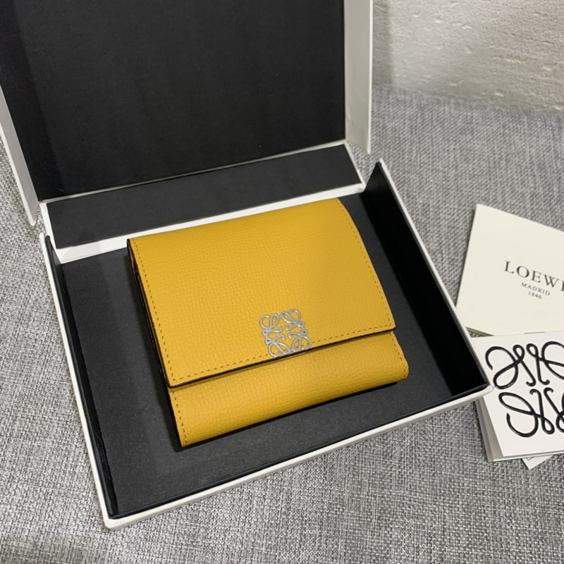 對折短款錢包出貨、 采用鵝卵石頭紋牛皮、 內(nèi)裡小牛皮，卡位，拉鍊口袋， 可放大鈔