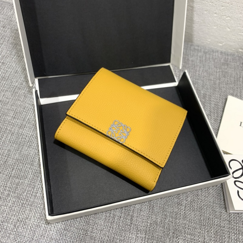 對折短款錢包出貨、 采用鵝卵石頭紋牛皮、 內(nèi)裡小牛皮，卡位，拉鍊口袋， 可放大鈔