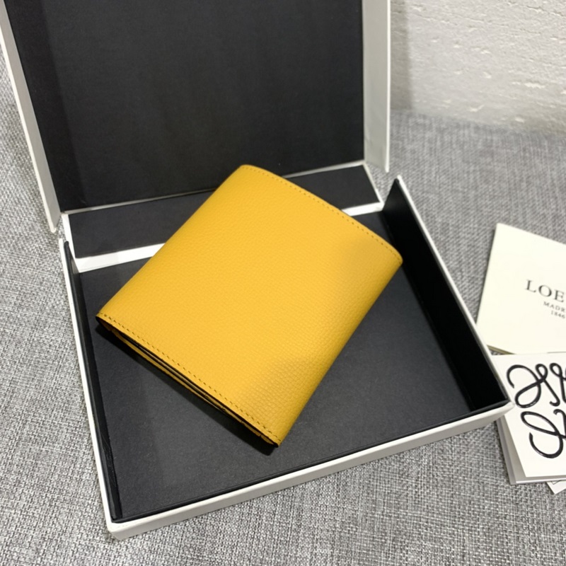 對折短款錢包出貨、 采用鵝卵石頭紋牛皮、 內(nèi)裡小牛皮，卡位，拉鍊口袋， 可放大鈔