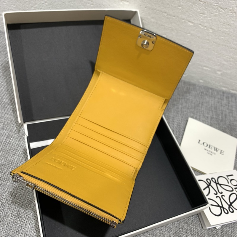 對折短款錢包出貨、 采用鵝卵石頭紋牛皮、 內(nèi)裡小牛皮，卡位，拉鍊口袋， 可放大鈔