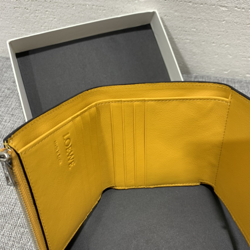 對折短款錢包出貨、 采用鵝卵石頭紋牛皮、 內(nèi)裡小牛皮，卡位，拉鍊口袋， 可放大鈔