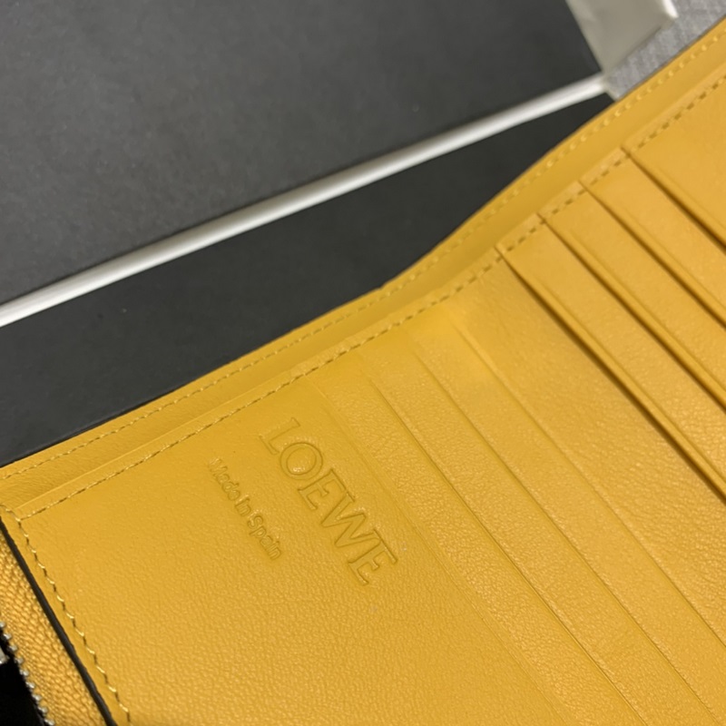 對折短款錢包出貨、 采用鵝卵石頭紋牛皮、 內(nèi)裡小牛皮，卡位，拉鍊口袋， 可放大鈔