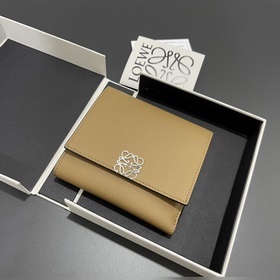 對(duì)折短款錢包出貨、 采用鵝卵石頭紋牛皮、 內(nèi)裡小牛皮，卡位，拉鍊口袋， 可放大鈔