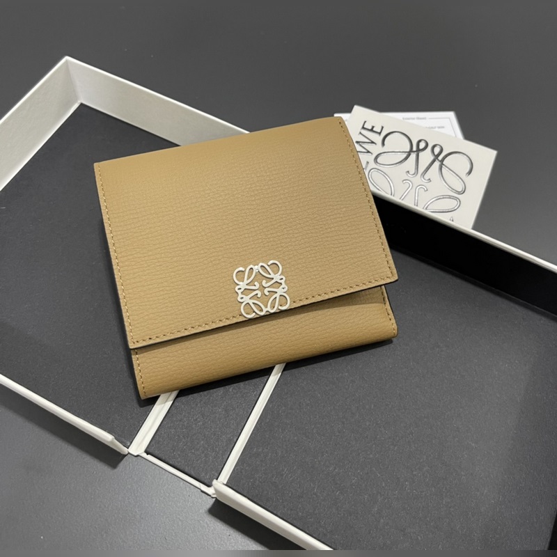 對折短款錢包出貨、 采用鵝卵石頭紋牛皮、 內(nèi)裡小牛皮，卡位，拉鍊口袋， 可放大鈔