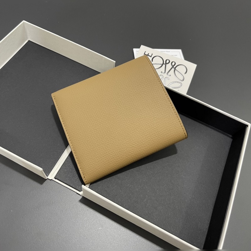 對折短款錢包出貨、 采用鵝卵石頭紋牛皮、 內(nèi)裡小牛皮，卡位，拉鍊口袋， 可放大鈔