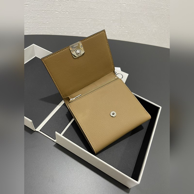 對折短款錢包出貨、 采用鵝卵石頭紋牛皮、 內(nèi)裡小牛皮，卡位，拉鍊口袋， 可放大鈔