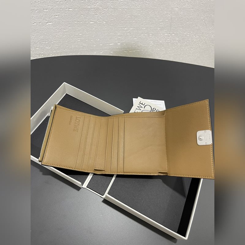 對折短款錢包出貨、 采用鵝卵石頭紋牛皮、 內(nèi)裡小牛皮，卡位，拉鍊口袋， 可放大鈔